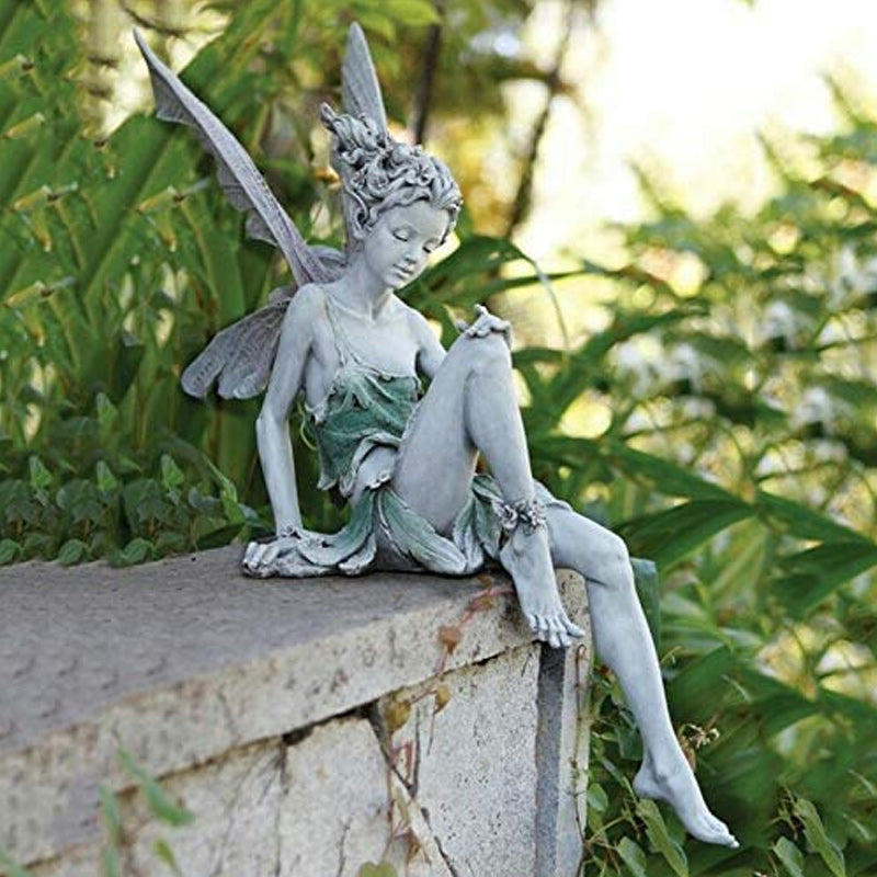 Norvo | Statue av sittende fe i hagen