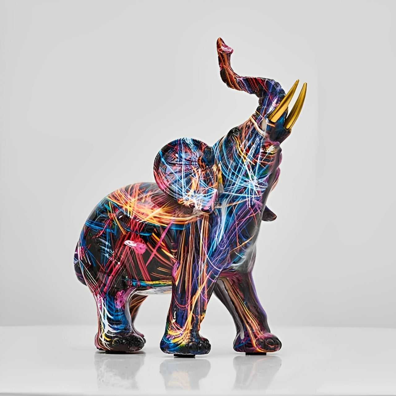 Norvo | Abstrakt Elefant Statue – Fargerik Afrikansk Design med Hevet Snabel for Lykke