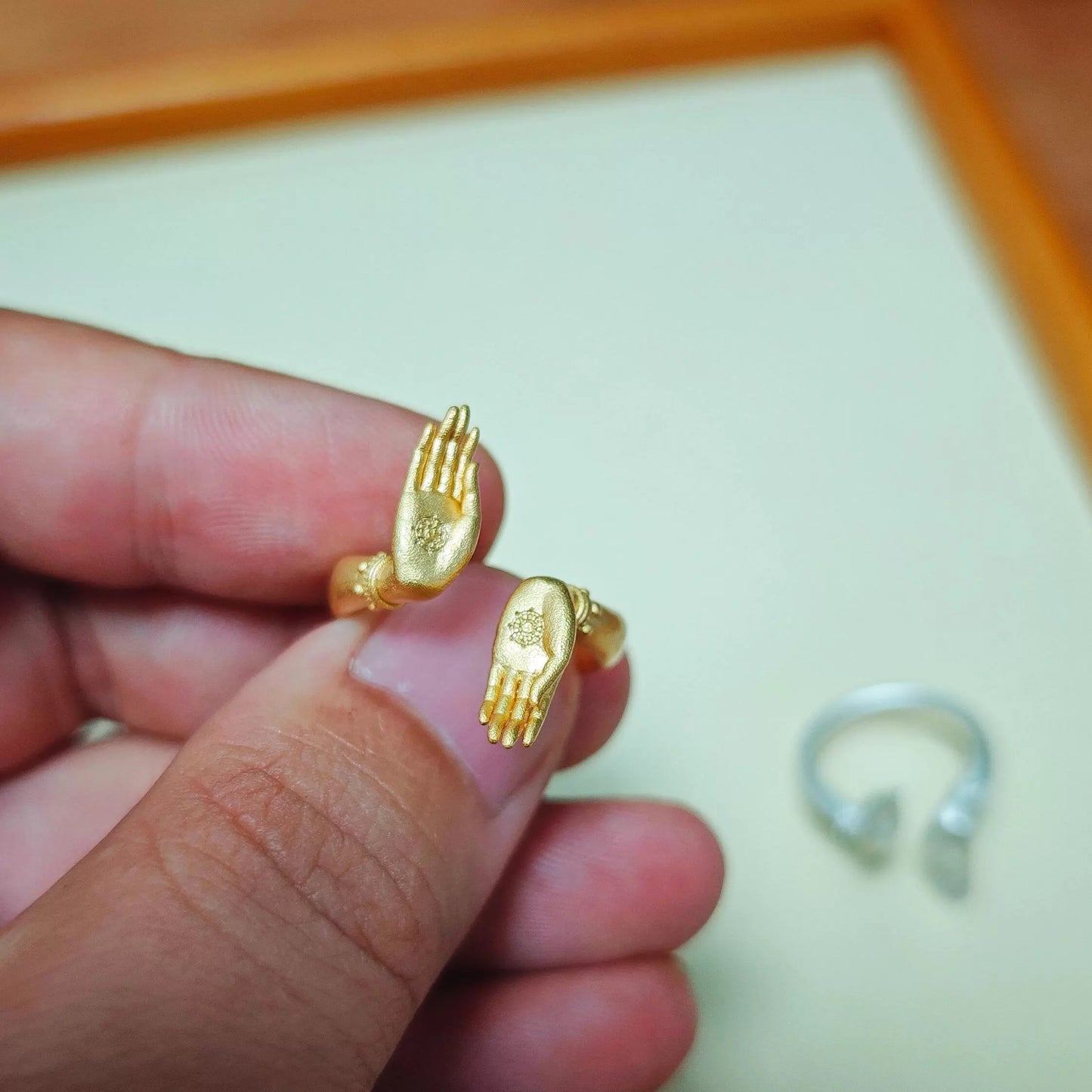 Norvo | Fryktløs Ønske Buddha Hånd Ring - Chic Par Gave