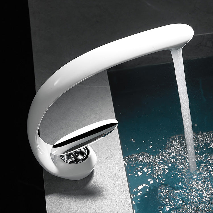 Norvo | Unik badekran med fossefall i messing