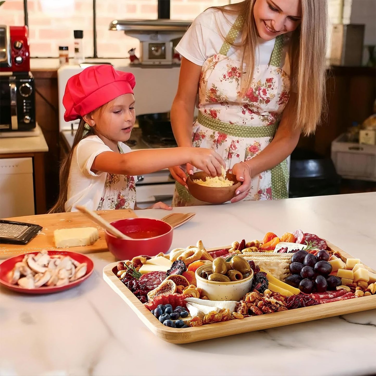 Norvo | Bambus Charcuterie Serveringsbrett med Låsemekanisme og Klarlokk – Savorya