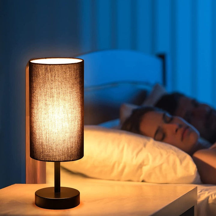 Norvo | Lampe med USB-tilkobling Berøringskontroll Bordlampe for Soverom Tre 3-trinns dimbar Sengelampe med Rund Linestoffskjerm for Stue, Studenthybel, Hjemmekontor