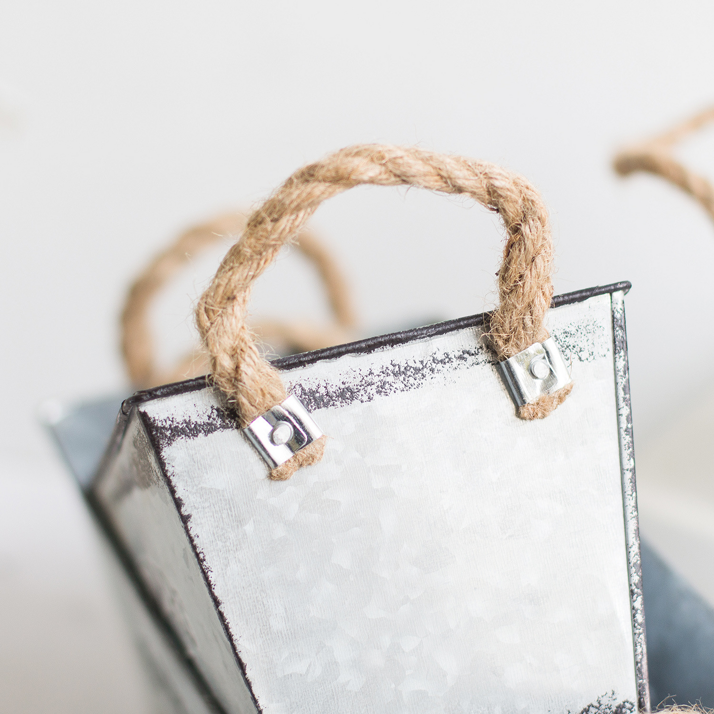 Norvo | Dekorativ blomster- og hagebeholder laget av metall med hemp tauhåndtak