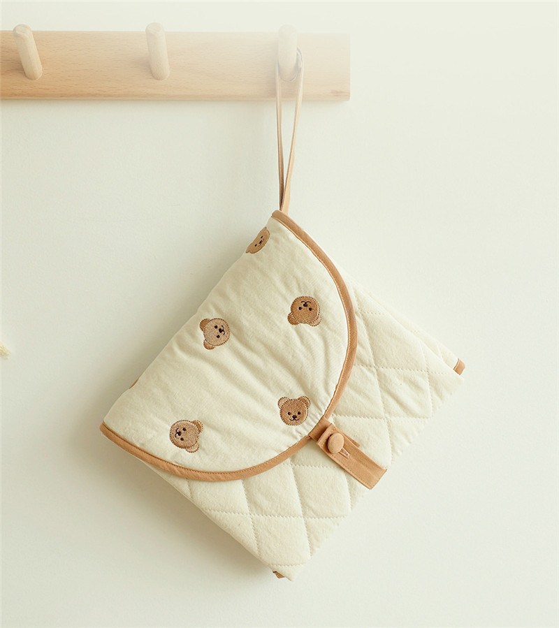 Norvo | Skiftepute for på farten – Sammenleggbar babyskiftepute med bjørnmotiv