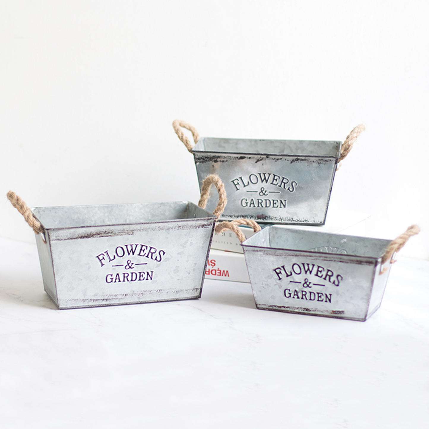 Norvo | Dekorativ blomster- og hagebeholder laget av metall med hemp tauhåndtak