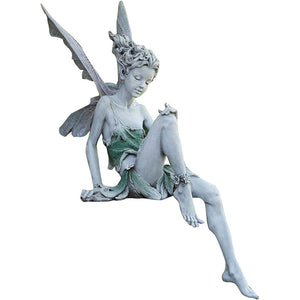 Norvo | Statue av sittende fe i hagen