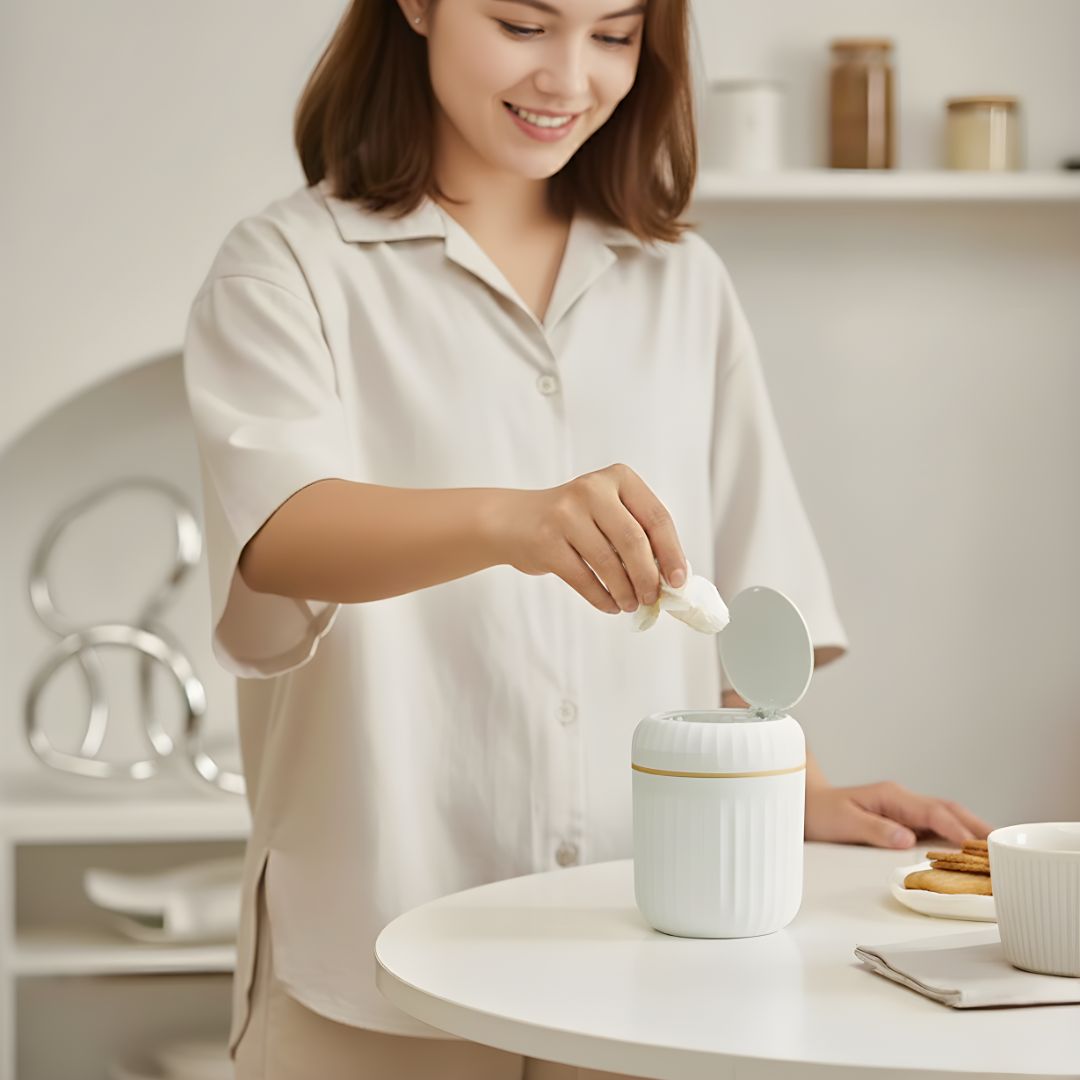 Luktforseglende lokk – Holdbar avtakbar innvendig bøtte – Kompakt plassbesparende design – Holder skrivebord ren og frisk Norvo