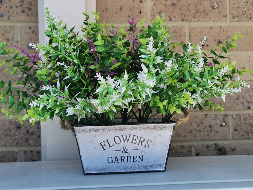 Norvo | Dekorativ blomster- og hagebeholder laget av metall med hemp tauhåndtak