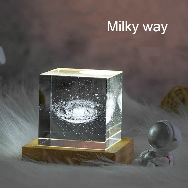 Norvo | 3D Galaxy Krystall Glass Cube med Ladelig Fargerik Lysbase, for Gave & Hjem Dekorasjon