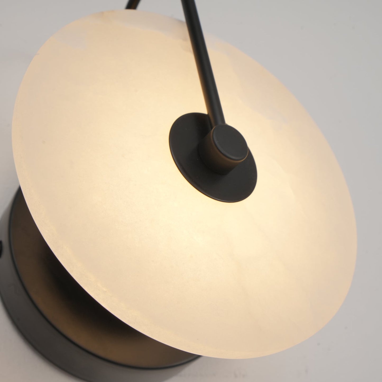Norvo | Alabaster LED Vegglampe – Eleganse og Rolighet i Lys