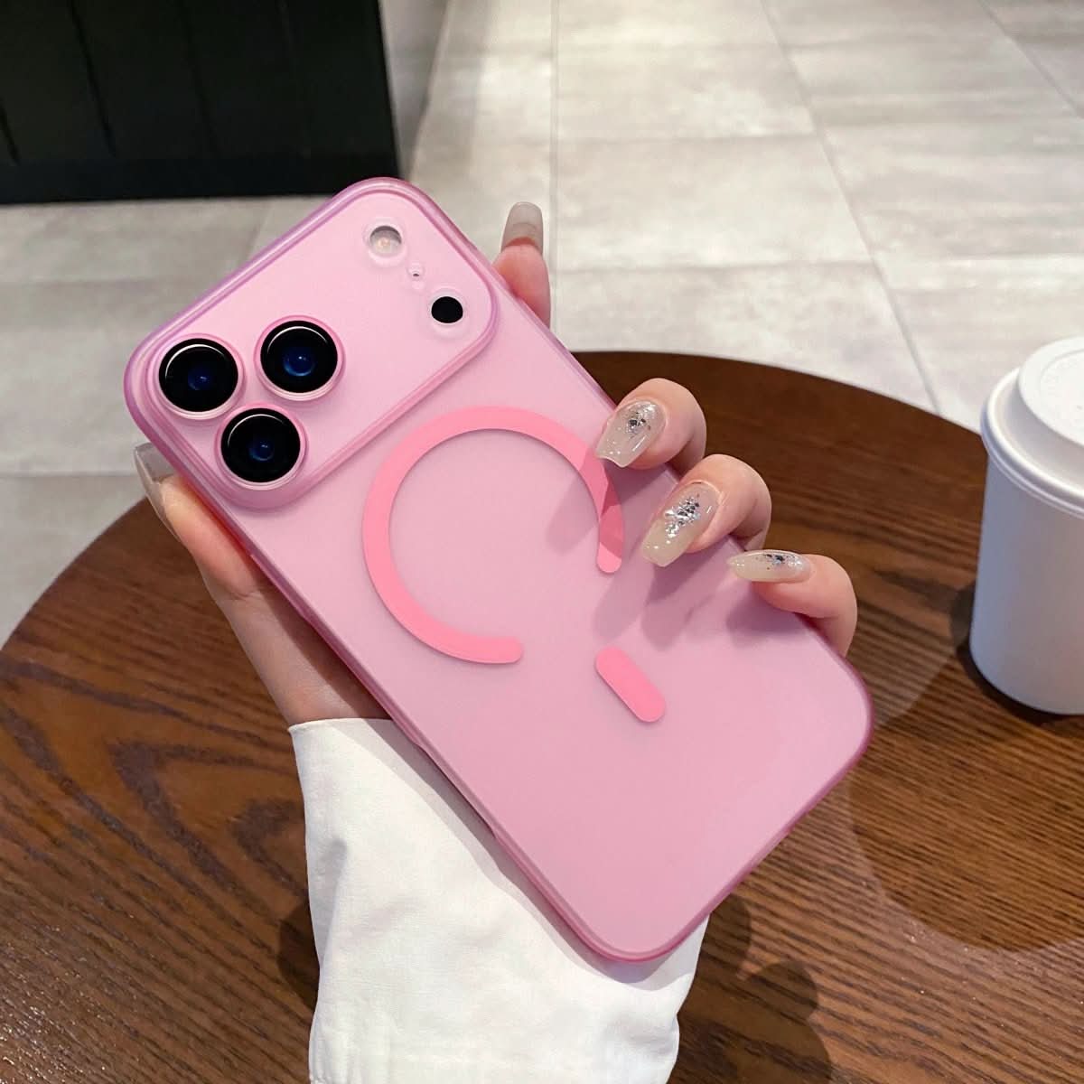 Norvo | Ultra-tynn, matt, klar MagSafe-deksel for iPhone