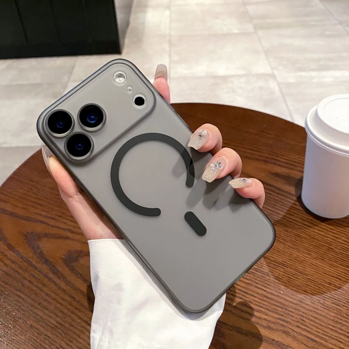 Norvo | Ultra-tynn, matt, klar MagSafe-deksel for iPhone