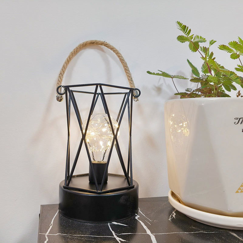 Norvo | Moderne Minimalist Vertikale Stripete Firkantrund Jern LED Bordlampe For Stue