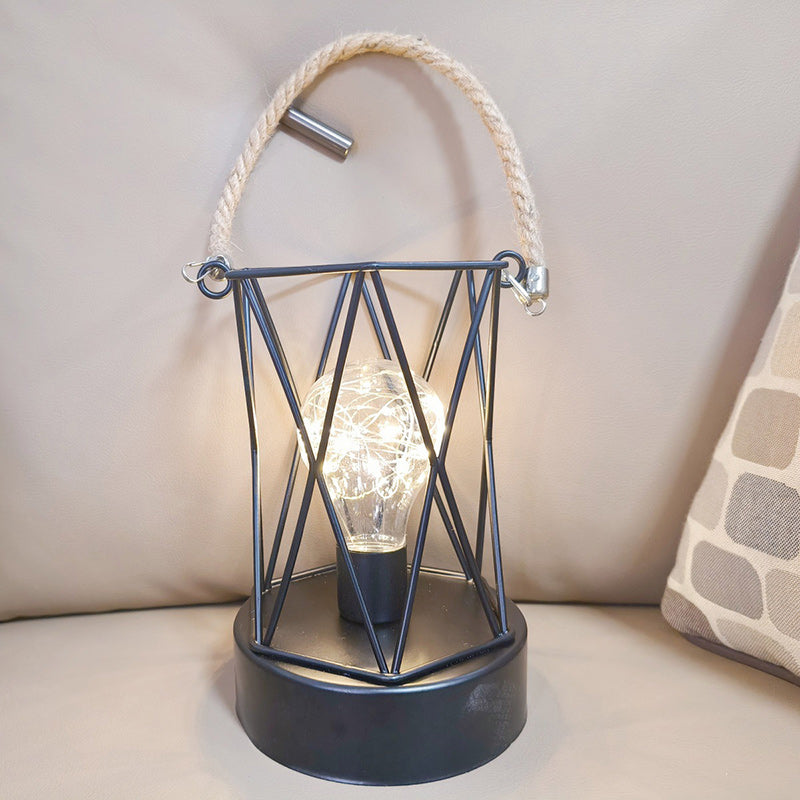 Norvo | Moderne Minimalist Vertikale Stripete Firkantrund Jern LED Bordlampe For Stue