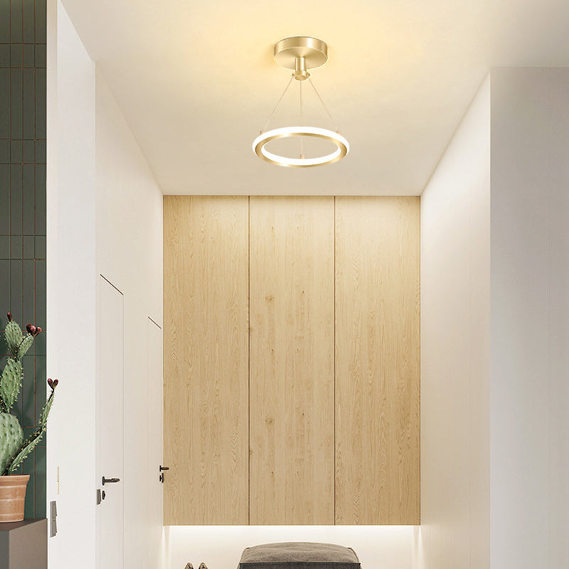 Norvo | Moderne Nordisk Rund Metall Silica LED Semi-Flush Mount Taklampe for Korridor