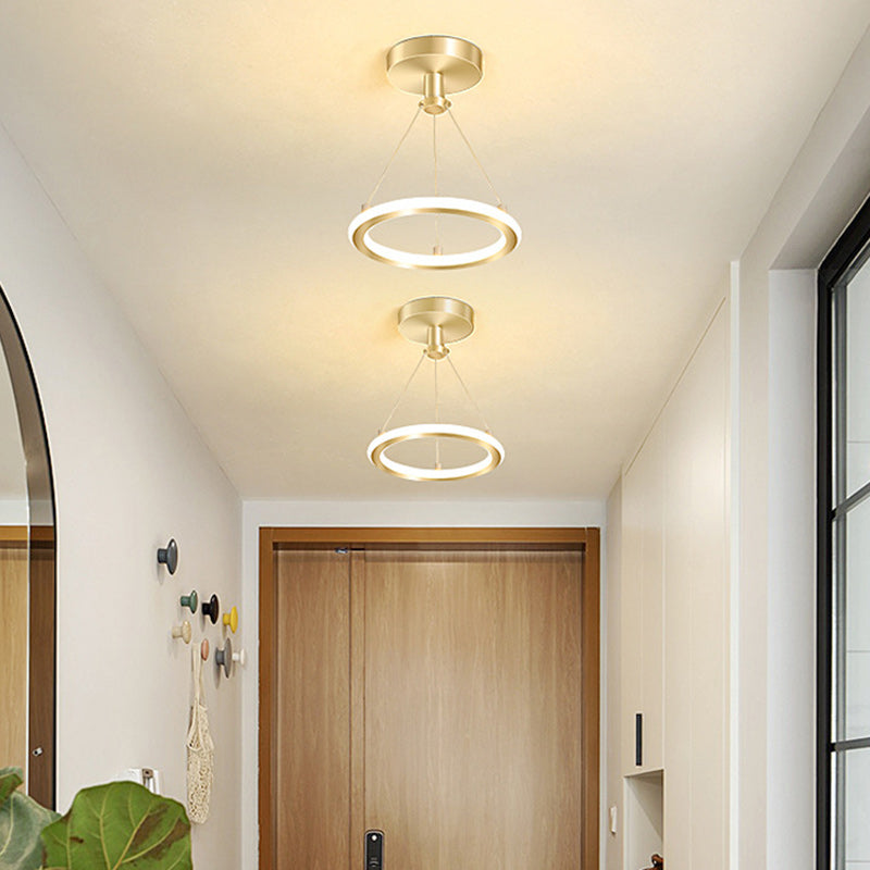 Norvo | Moderne Nordisk Rund Metall Silica LED Semi-Flush Mount Taklampe for Korridor