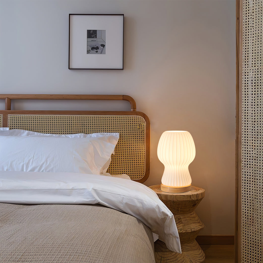 Norvo | GlowBeam – Bøyd Glass Bordlampe med Treakcent