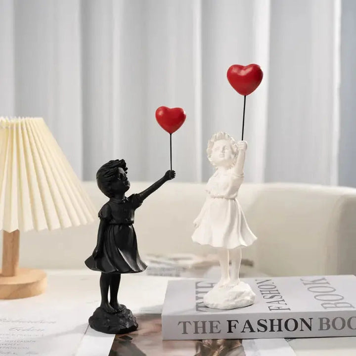 Norvo | Banksy flygende ballongjente statue