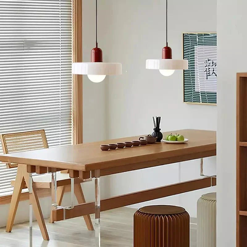 Norvo | Bauhaus Farget Glasspendellampe for Moderne Interiører