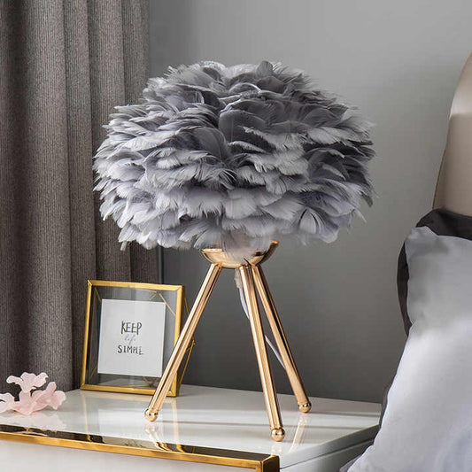 Norvo | Blossom Bordlampe – Elegant Fjærdesign med Dimbar Lys