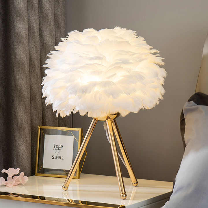 Norvo | Blossom Bordlampe – Elegant Fjærdesign med Dimbar Lys