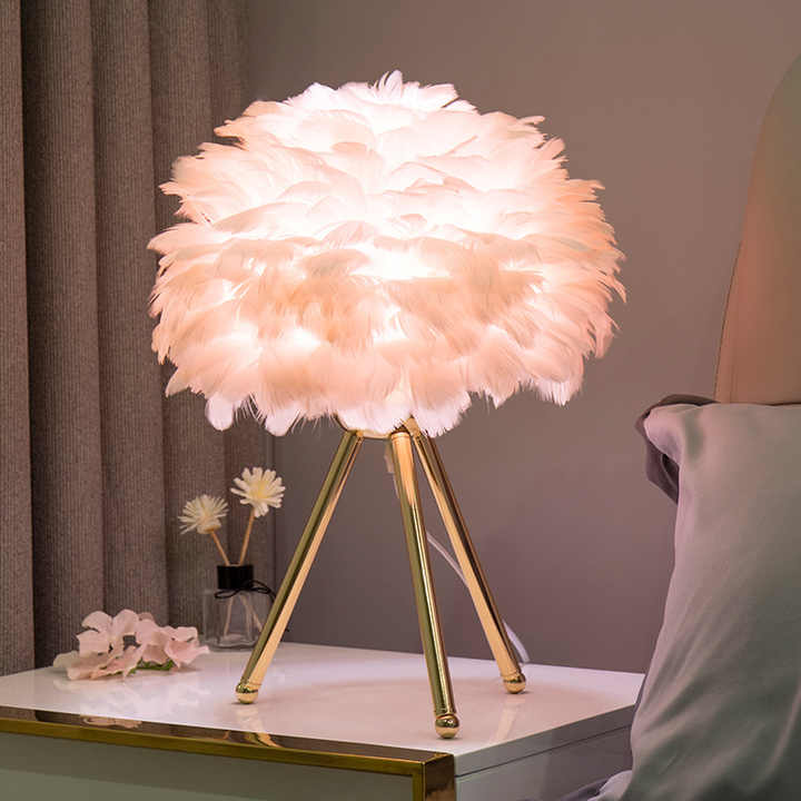 Norvo | Blossom Bordlampe – Elegant Fjærdesign med Dimbar Lys