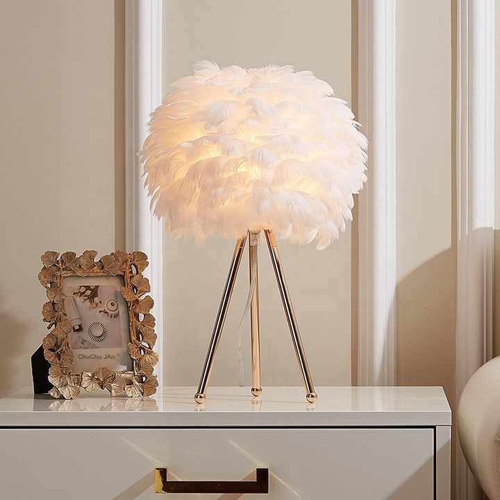 Norvo | Blossom Bordlampe – Elegant Fjærdesign med Dimbar Lys