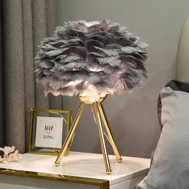 Norvo | Blossom Bordlampe – Elegant Fjærdesign med Dimbar Lys