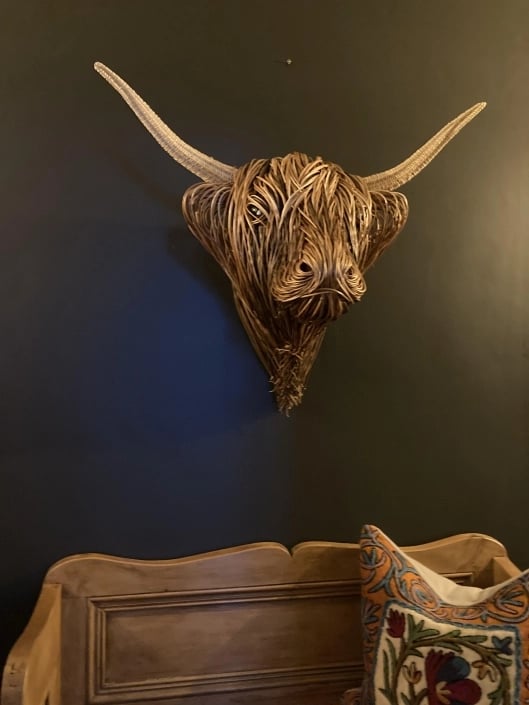 Norvo | Elegant ku veggskulptur i landhusstil
