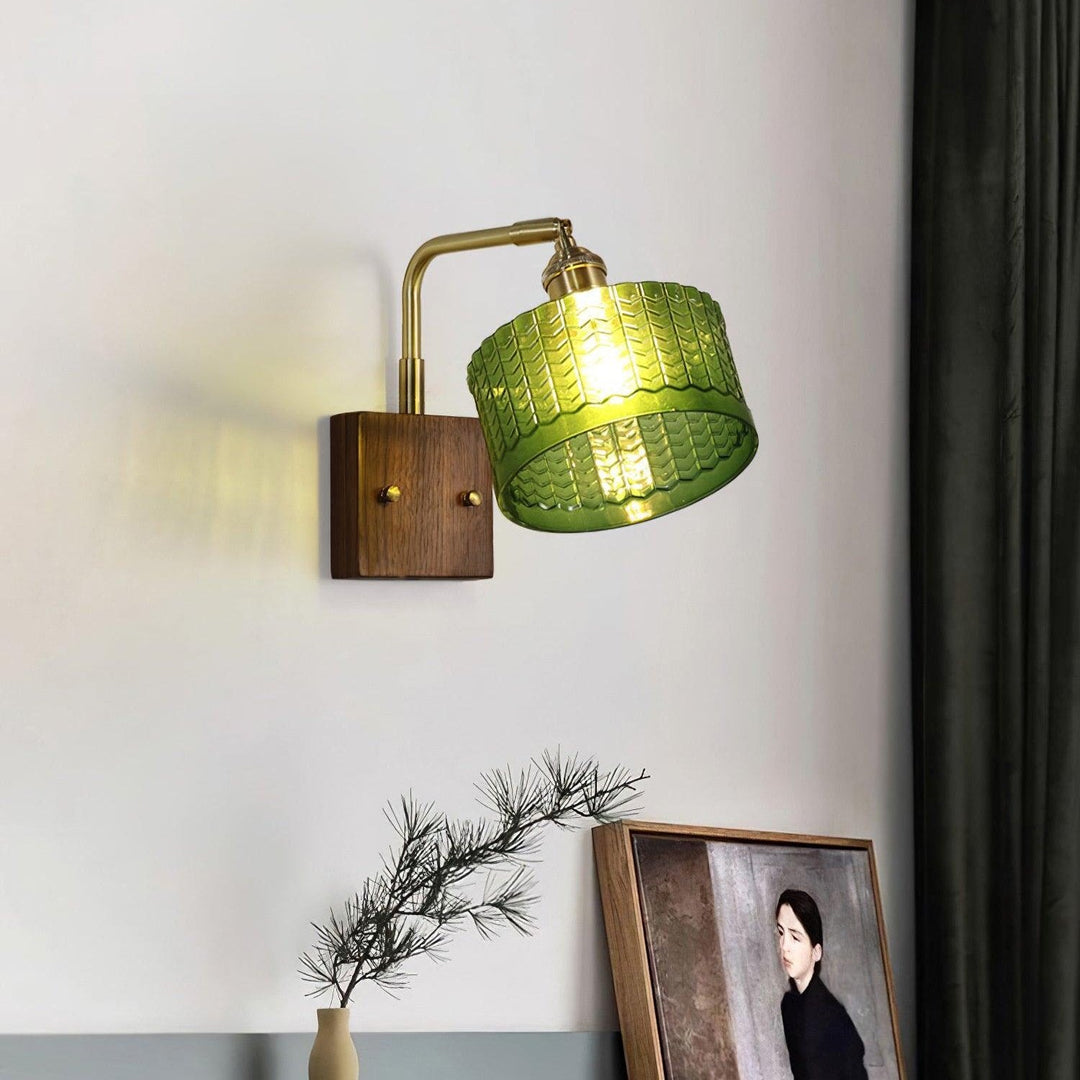 Rustikk Grønn Glassvegglampe med Trebase | Norvo