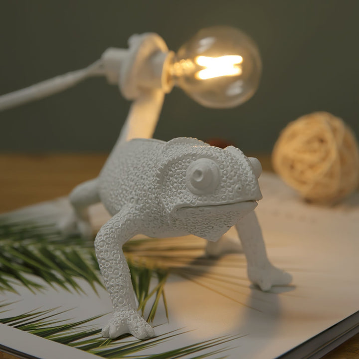 Norvo | CamouGlow – Harpiks Bordlampe med Sjarmerende Kamuflering Detalj