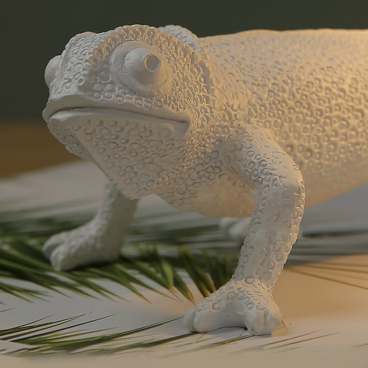 Norvo | CamouGlow – Harpiks Bordlampe med Sjarmerende Kamuflering Detalj