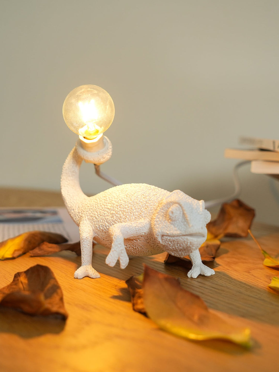 Norvo | CamouGlow – Harpiks Bordlampe med Sjarmerende Kamuflering Detalj