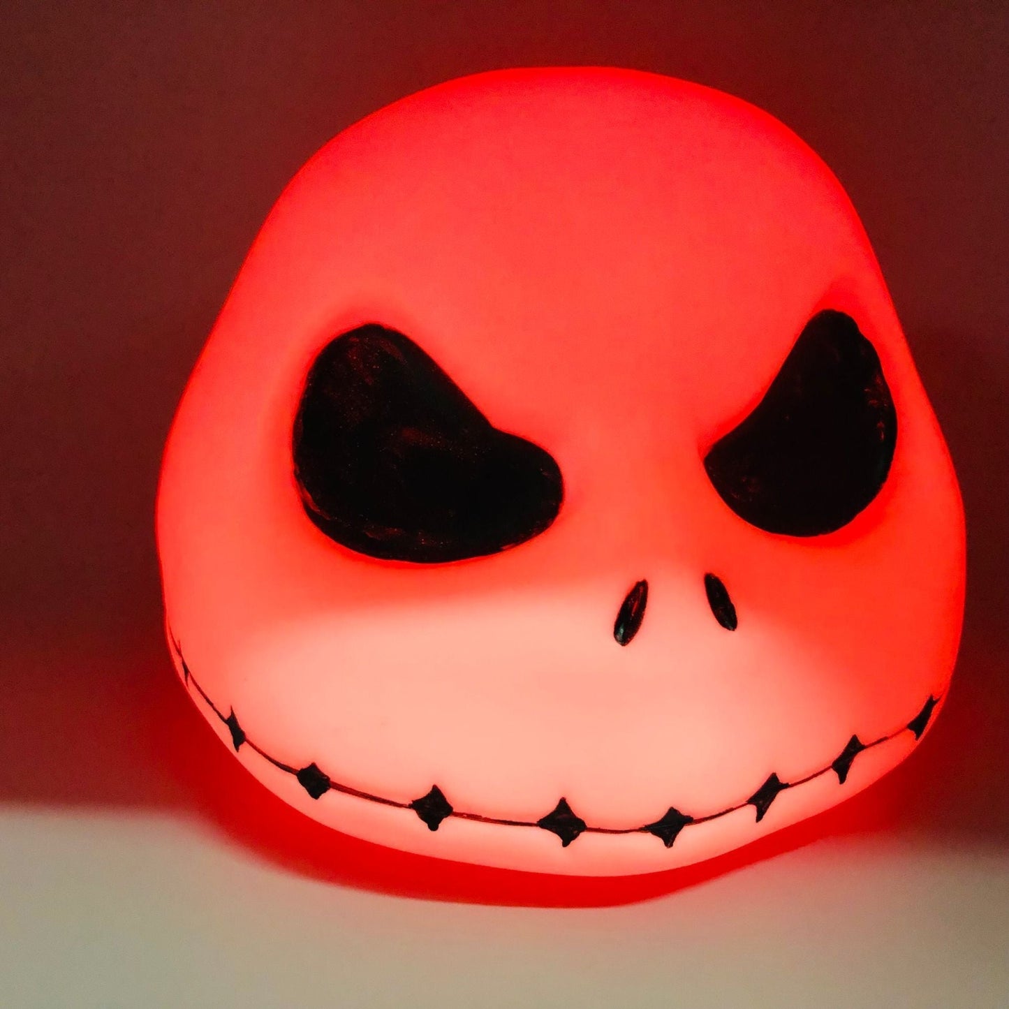 Norvo | Halloween Jack Skellington Nattlampe – Fargerik Anime Figur Lampe Ornament fra The Nightmare Before Christmas Festdekorasjon