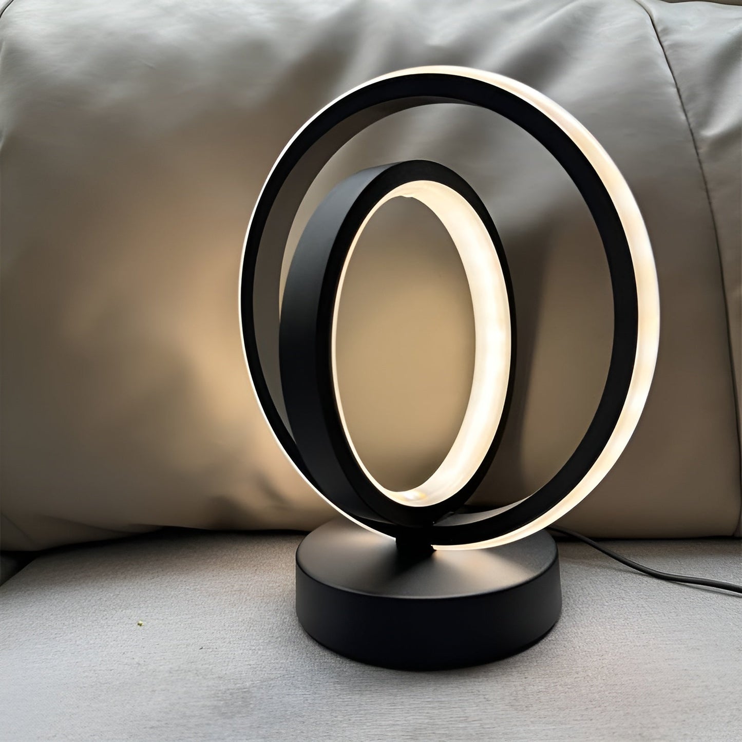 Norvo | Moderne Dimmbar Bordlampe - Stilig Metall Design med USB