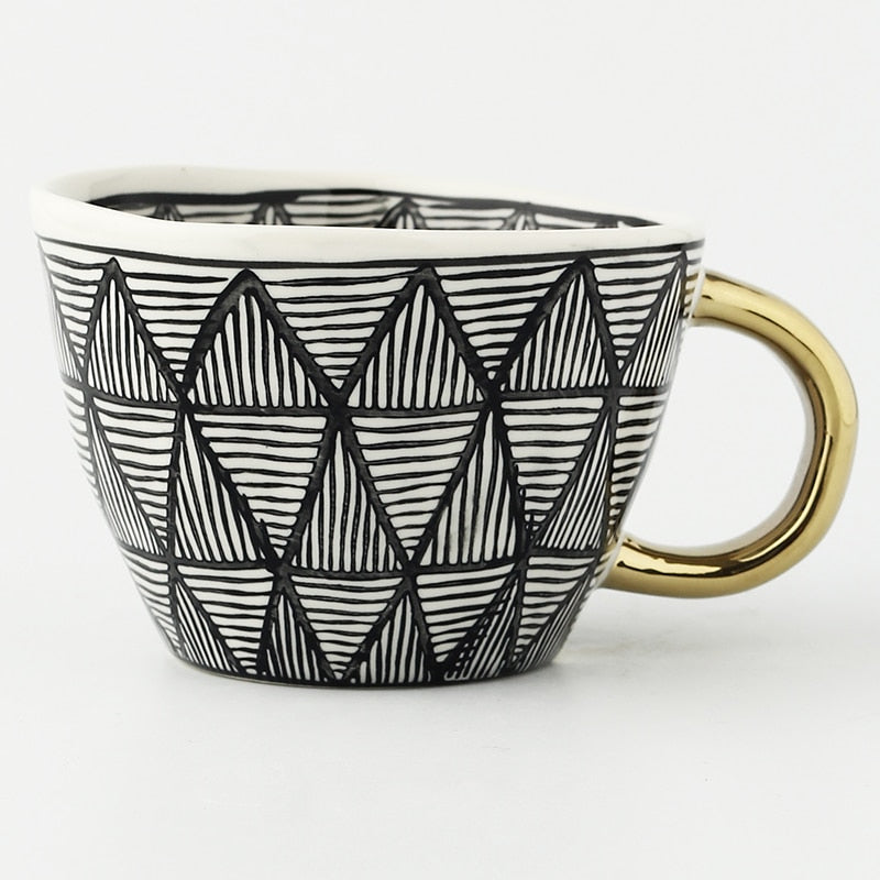 Norvo | Cup med abstrakt geometrisk mønster og gullhåndtak