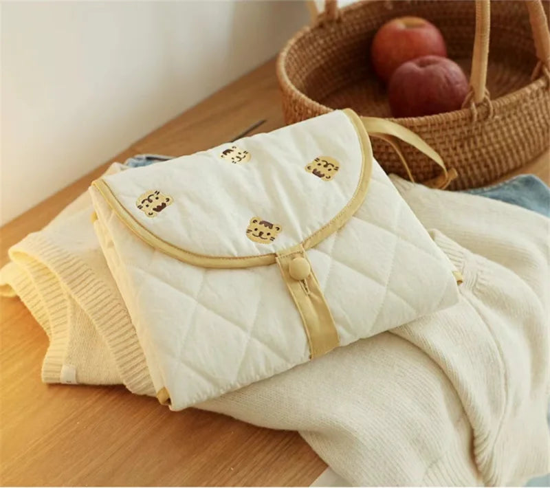 Norvo | Skiftepute for på farten – Sammenleggbar babyskiftepute med bjørnmotiv