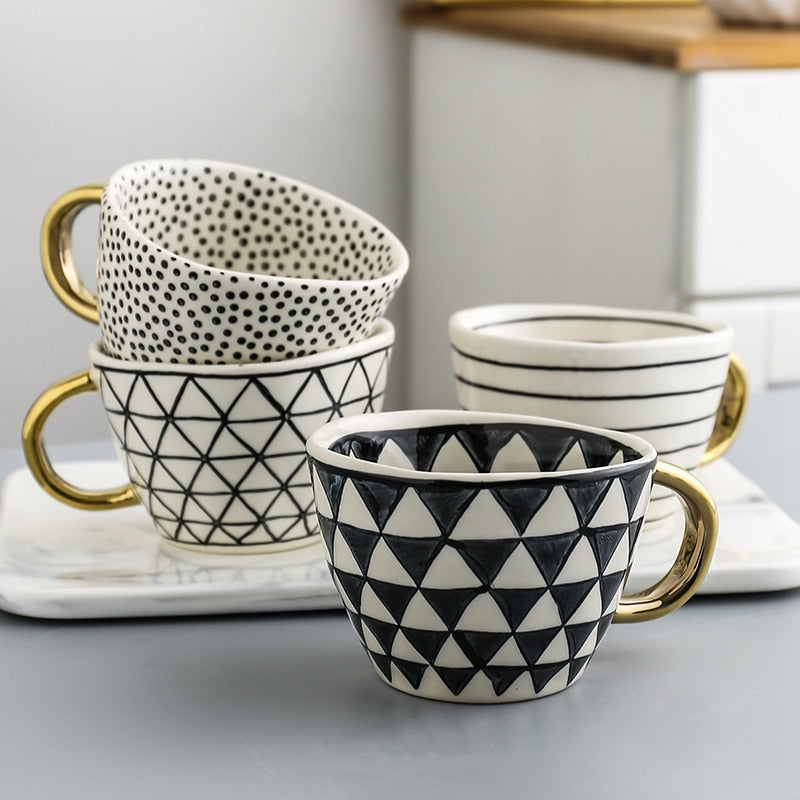 Norvo | Cup med abstrakt geometrisk mønster og gullhåndtak
