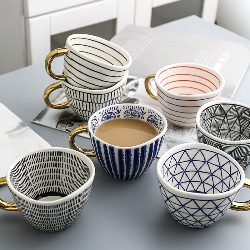 Norvo | Cup med abstrakt geometrisk mønster og gullhåndtak