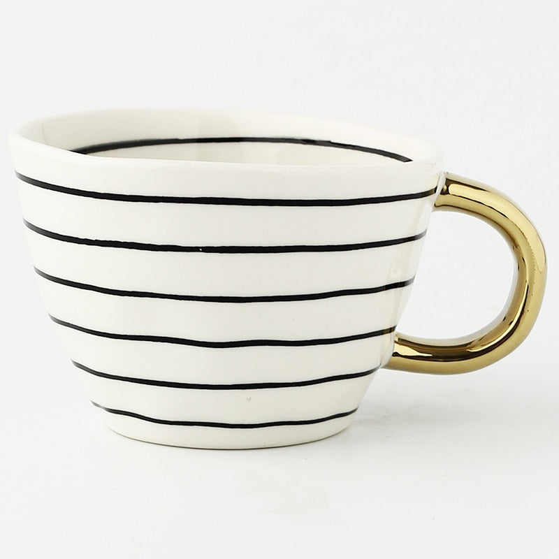 Norvo | Cup med abstrakt geometrisk mønster og gullhåndtak