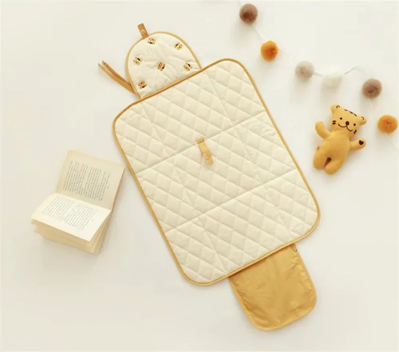 Norvo | Skiftepute for på farten – Sammenleggbar babyskiftepute med bjørnmotiv