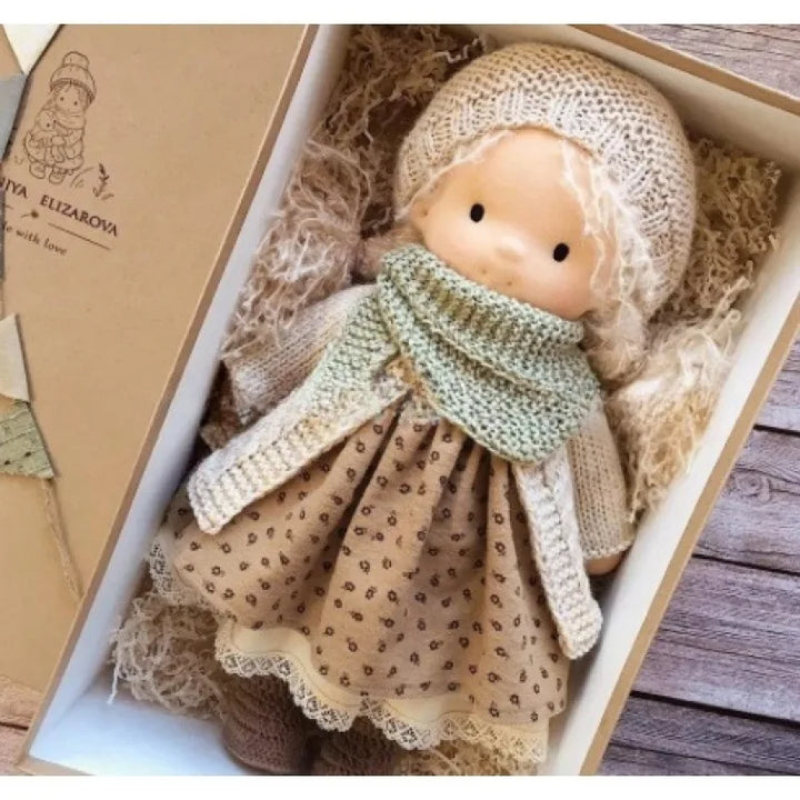 Norvo | Kanskukt dukke i Waldorf-stil med Kawaii-detaljer og tekstilpakking