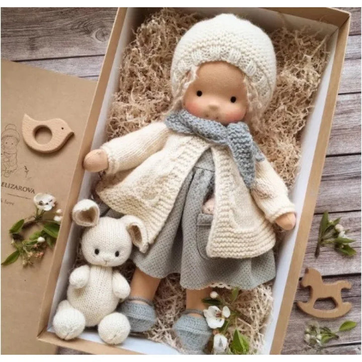 Norvo | Kanskukt dukke i Waldorf-stil med Kawaii-detaljer og tekstilpakking
