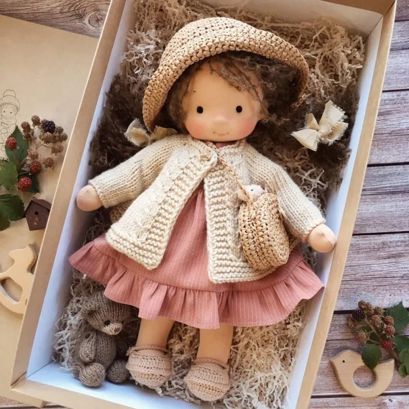 Norvo | Kanskukt dukke i Waldorf-stil med Kawaii-detaljer og tekstilpakking