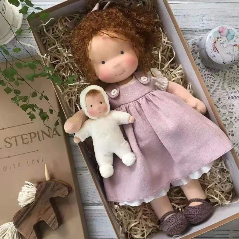 Norvo | Kanskukt dukke i Waldorf-stil med Kawaii-detaljer og tekstilpakking