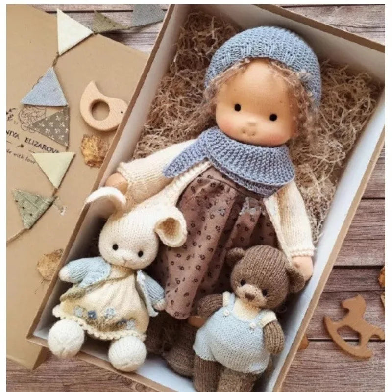 Norvo | Kanskukt dukke i Waldorf-stil med Kawaii-detaljer og tekstilpakking