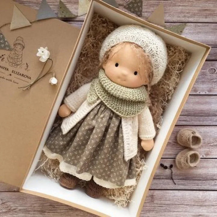 Norvo | Kanskukt dukke i Waldorf-stil med Kawaii-detaljer og tekstilpakking