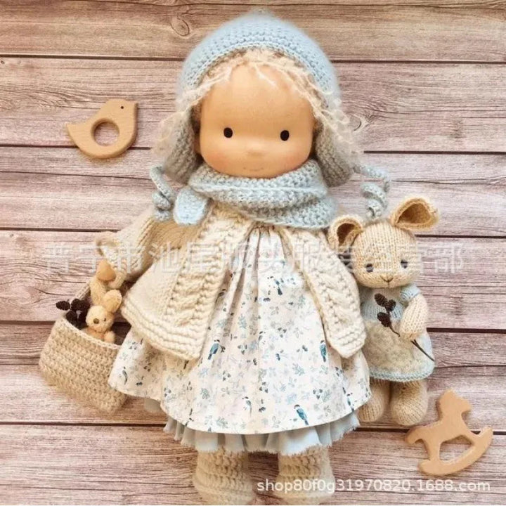Norvo | Kanskukt dukke i Waldorf-stil med Kawaii-detaljer og tekstilpakking