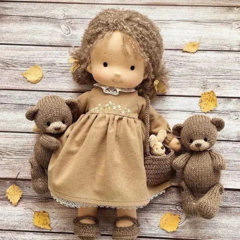 Norvo | Kanskukt dukke i Waldorf-stil med Kawaii-detaljer og tekstilpakking