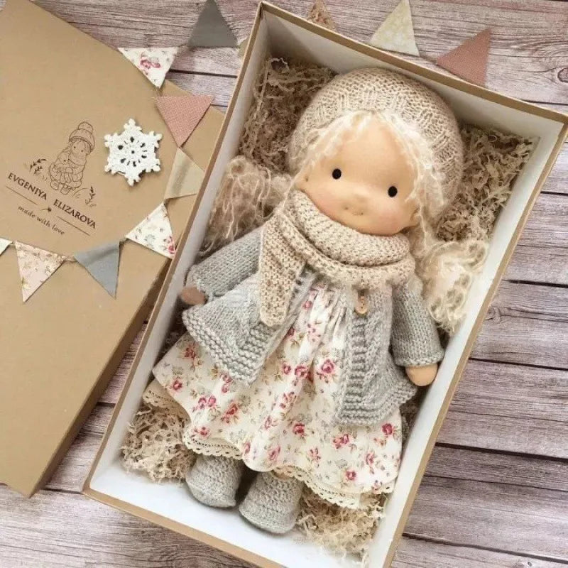 Norvo | Kanskukt dukke i Waldorf-stil med Kawaii-detaljer og tekstilpakking